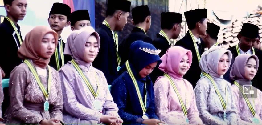 Prosesi wisuda kelas 9 B MTs MANU 9 Pende 2024