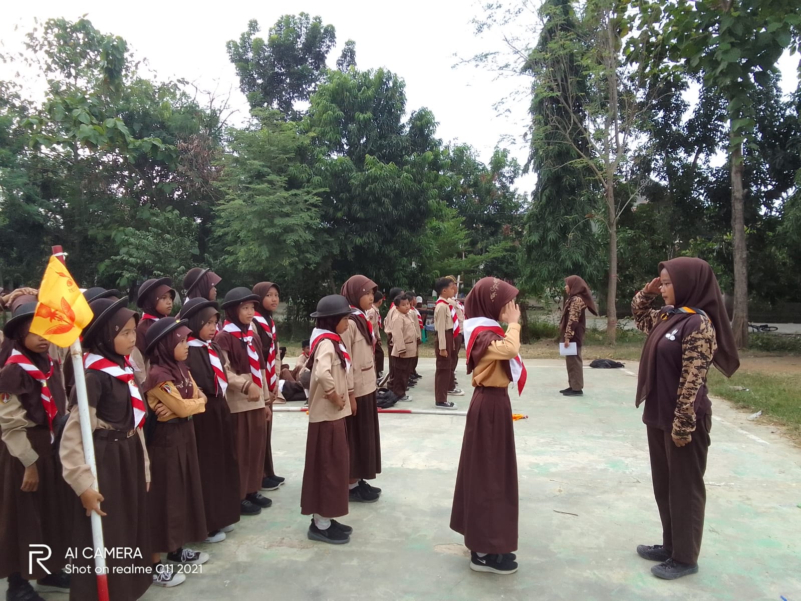 Menyemai Semangat Kepanduan: Dewan Penggalang MTs Ma’arif NU 9 Pende berikan pendampingan latihan pramuka di MI Nurul Huda Cikandang Kersana