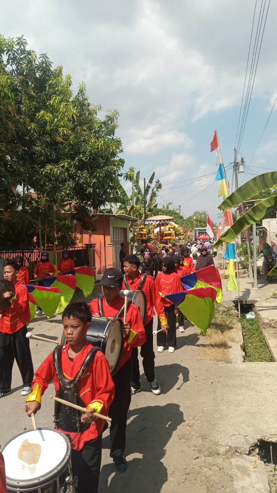 Marching Band MTs Ma’arif NU 9 Pende: Meriahkan Khotmil Qur’an dan Harlah TPQ Al Bayan ke-3 di Desa Pende