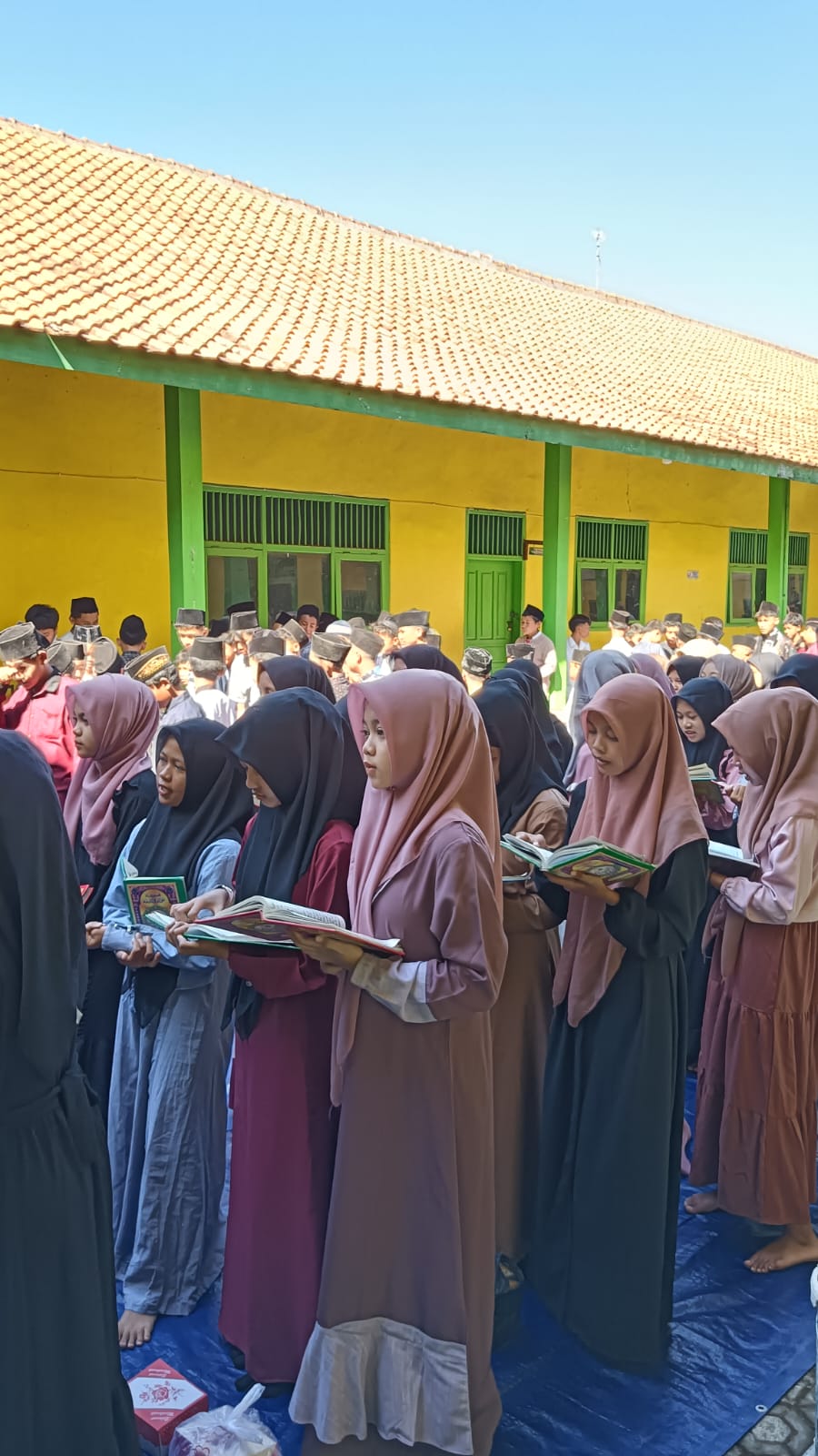 Perayaan Maulid Nabi Muhammad SAW di MTs Ma’arif NU 9 Pende: Harmoni Shalawat di Bawah Langit Terbuka